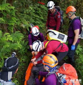 張姓婦人縱走巴福越嶺古道時，不慎摔落深山溝，警方立即通報巴陵消防分隊一同前往救援

