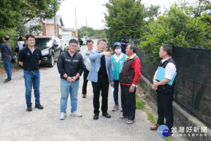 

立法院副院長蔡其昌二十三日邀集中央官員與地方人士會勘，爭得仁美社區公園四百萬元工程費。（記者陳榮昌攝）
