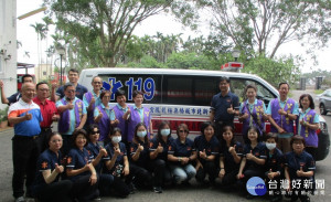 無極龍鳳宮捐贈南投消防松柏嶺分隊救護車。（松柏嶺分隊提供）