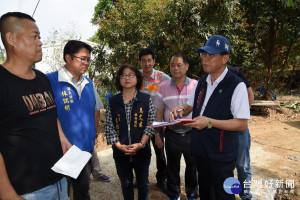 林明溱分赴中寮10條農水路會勘允整修。（縣府提供）