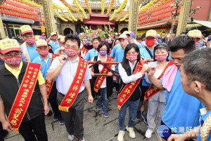 同安寮十二庄請媽組，繞境祈福，縣長扶轎展開。圖／彰化縣政府提供