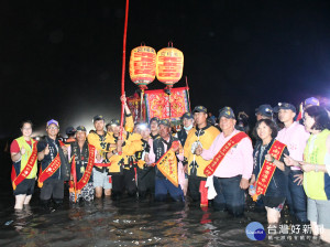 南瑤宮笨港進香主委林世賢市長（左2）和進香頭旗隊等人在潦溪時合影。圖／彰化市公所提供