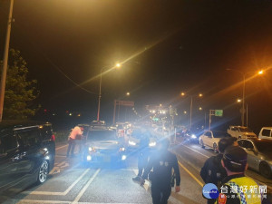 80輛汽機車深夜聚集競速，警調監視器鎖定位置一網打盡

