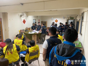 海山分局現場查獲歐嫌等22 人及抽頭金58萬餘元等證物，全案將主持人、記帳、把風及過濾監視器保安等6人移送新北地檢署偵辦，其餘16名賭客則分別裁處新臺幣9000元