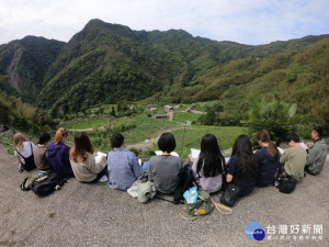 中原景觀強調「沉浸式」教學，學生在復興鄉卡維蘭部落駐點學習，並以素描記錄環境。