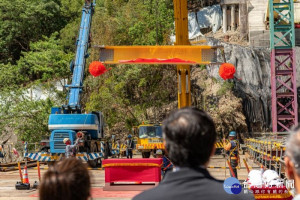 三光跨河大橋興建工程進行上梁儀式