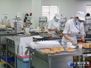 
弘光科大首次與美國小麥協會、洽發企業股份有限公司聯合舉辦「洽發美麥-弘光盃」全國全粒粉創意烘焙競賽，弘光學生黃詠燦拿下大專社會組冠軍。（記者陳榮昌攝）