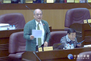 針對桃園市財政出現惡化情形，桃園市議員劉勝全於議事堂上提出質詢。