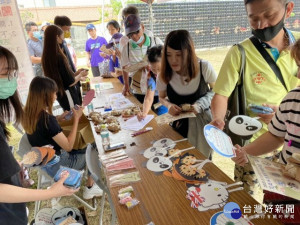 

大甲高中辦理「夏日逸桐趣」活動，美工學程學生打造桐花意象，做為闖關活動贈品，展現學生手作及創意力。（記者陳榮昌攝）
