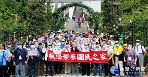 板橋榮家長輩年度自強活動，安排到苗栗欣賞三義的木雕，以及素有五月雪的桐花，最後一站則來到隸屬於客委會的臺灣客家文化館 