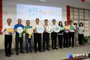 水保局長李鎮洋與主管來賓歡迎大家參與60週年感恩祭。（記者扶小萍攝）