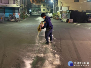 路面散落大量油漬　警發現積極協助排除