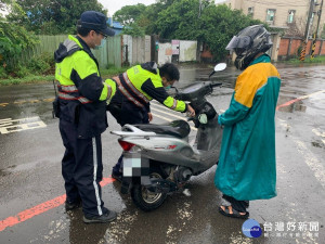 員警協助到附近的加油站買汽油添加，陳婦順利返家