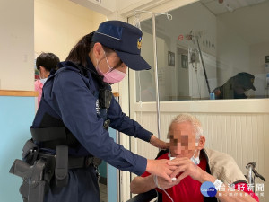 獨居老翁雨中行走，警即時發現協助返家