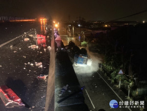 載運液態氮之油罐車空車，行經台61線因天雨路滑，失控自撞護欄並衝出翻覆至台17線上，臺西警方獲報立即到場協處，所幸駕駛經送醫治療無大礙。