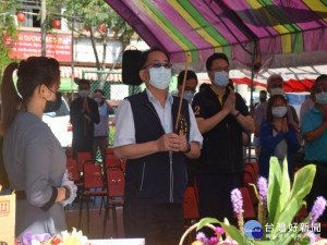 

八十六年前發生后里墩仔腳大地震，造成區民傷亡、建築倒塌都十分嚴峻，區長賴同一與地方各界昨日假中部大地震紀念碑，舉行亡靈追悼會，場面哀戚。（記者陳榮昌攝）
　