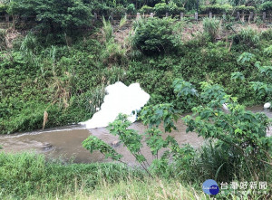 環保局昨(29)日接獲民眾反映淡水區公司田溪河面出現大量泡沫，立即派員前往稽查，發現污染源來自上游的某新建工程，最高可處新臺幣300萬元罰鍰 