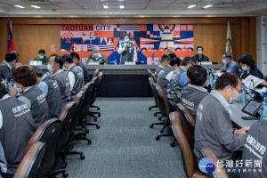 因應華航機師及諾富特華航桃園機場飯店員工確診事件，桃園市政府召開「因應疫情盤整桃園市防疫整備會議」。