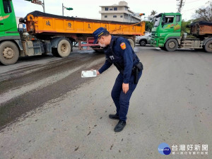 警方要返回派出所處理時意外在路上發現邱女所遺失的車牌

