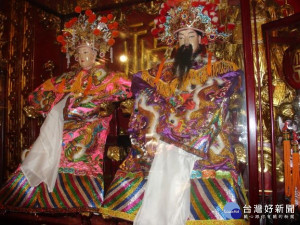 
大甲鎮瀾宮34年前率全國之先從大陸迎回第一對大陸媽祖的父母親神像，供奉於廟右側大殿，長期接受朝拜，香火十分鼎盛。（記者陳榮昌攝）
