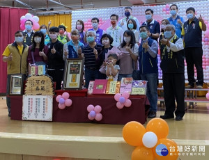 板橋區公所1日於公所6樓禮堂表揚由各單位推薦的36位模範母親，且提前為全天下母親獻上祝福！ （記者黃村杉攝）