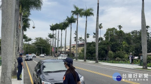 中興分局籲大家賞花注意安全勿任意停車。（中興分局提供）