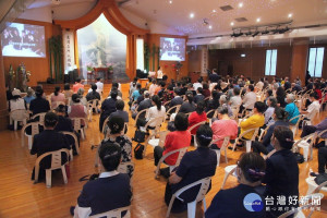 蔡青兒主講閱讀讓希望綻放。（慈濟南投處提供）