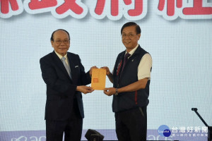 愛妮雅總裁陳威中捐款百萬給家鄉助貧。（縣府提供）