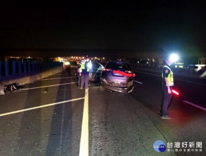 小客車於78快速道路不慎自撞護欄，車輛毀損拋錨在內側車道，虎尾警方立即前往協處，深獲家屬肯定讚許。