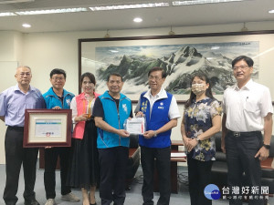 潤輝捐救護貼片，縣長林明溱代表接受。（記者扶小萍攝）
