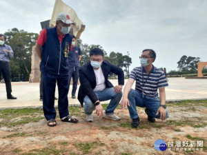 
台中市大甲鐵砧山，前運用龐大資金進行改造有成，因遊客喜坐的草皮，生長狀況差，市議員施志昌三日舉辦會勘，爭得風管所六百萬進行景觀改善。（記者陳榮昌攝）

