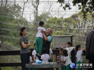 
外埔區水流東油桐花開美極，參觀的遊客潮十分龐大，爭取觀光資源的區長葉聯慶與遊客互動踴躍，和幼稚園小朋友玩得更開心。（記者陳榮昌攝）