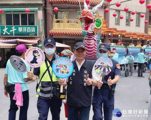 北港警分局於朝天宮媽祖祈安遶境活動中，出動交通宣導團加入遊行行列，現場發送各式預防犯罪宣導卡片，亦提醒民眾防疫不鬆懈。