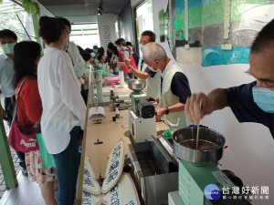 慈濟志工們為學童示範講解。（慈濟基金會提供）