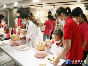 
弘光科大與華山基金會在母親節前夕，舉辦「華山獨老美饗宴，母親節感恩派對」，20位獨居長輩高興在蛋糕上裝飾自己想要的圖樣。（記者陳榮昌攝）
