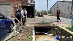 環保局接獲陳情大園區新生路溝渠水面有油污漂浮，環保局前往陳情地點稽查循線查獲

