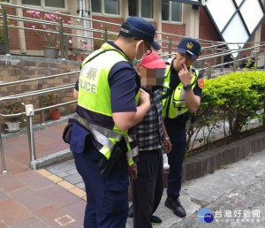 北港警方獲報有老翁跌倒受傷，立即趕赴現場協處，將略有失智的老翁送醫救治，並順利通知家屬前往照護，積極為民服務深獲社區肯定。