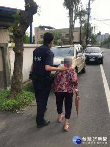 迷途老婦蹲坐路旁，警用M-POLICE查證助返家