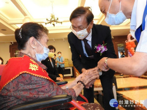 林明溱祝福107歲的人瑞阿嬤是南投楷模。（縣府提供）
