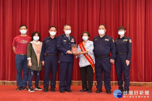 林陳秀鸞由家人陪同接受陳署長表揚。（南投縣警局提供）