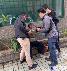 竊嫌狡猾躲藏，所長帶同員警到現場圍捕繩之以法