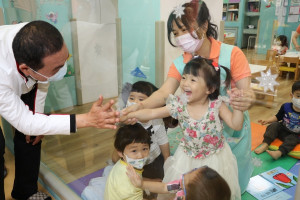 侯友宜由社會局副局長許秀能陪同，抵達信義公共托育中心關懷托育人員，在中心主任鍾汶秀的陪同下，隔著門窗和玻璃跟小孩打招呼