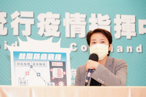 台北市副市長黃珊珊6日召開防疫記者會，表示台北市目前雖暫時不升級防疫等級，但將下修公有場館容留人數、加強稽查八大場所、老人共餐與節慶聚餐落實實聯制、社交距離。（圖／台北市府秘書處媒體事務組）