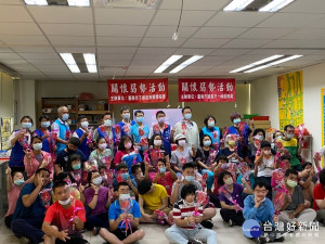 市議員方一峰偕同慈善團體到西港區慈光心智關懷協會歡度母親節。
