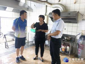 行政院中部辦公室執行長蔡培慧巡視埔里國中的營養午餐廚房設備。(圖/行政院中部辦公室)