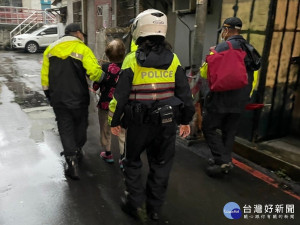 救護車載送阿嬤至住家樓下，再由警消一同扶著阿嬤返家