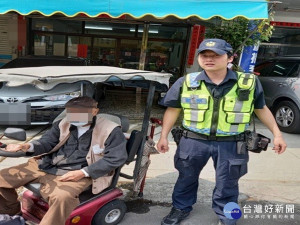 警方助老翁完成任務。林重鎣攝