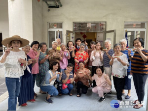板橋榮家張長林主任偕同工作同仁，親赴各堂隊、工作地點向所有女性住民及堅守崗位的女性同仁致上客製化「平安巧克力」，衷心地祝賀佳節快樂與平安感恩之意