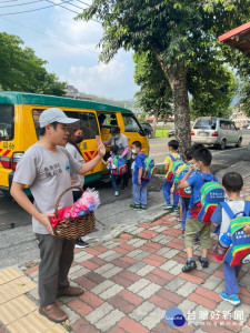 集集鎮長陳紀衡快閃幼兒園送康乃馨