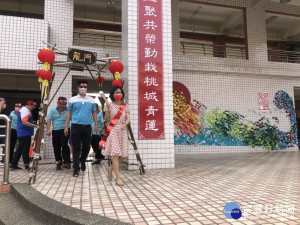 民生國中校長陳明君（右）與家長會長張棕凱（左）帶領學校老師及考生走過龍門／陳致愷翻攝